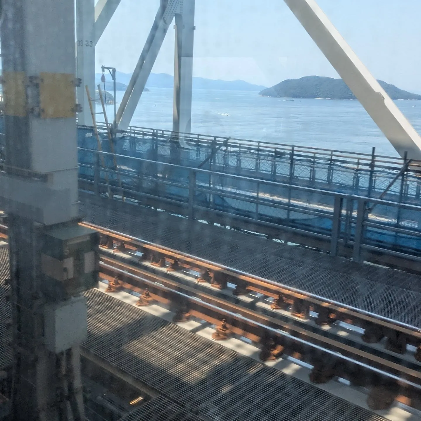 瀬戸大橋渡ってます。